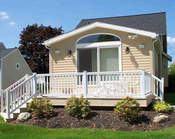 Composite Deck with Vinyl Railings