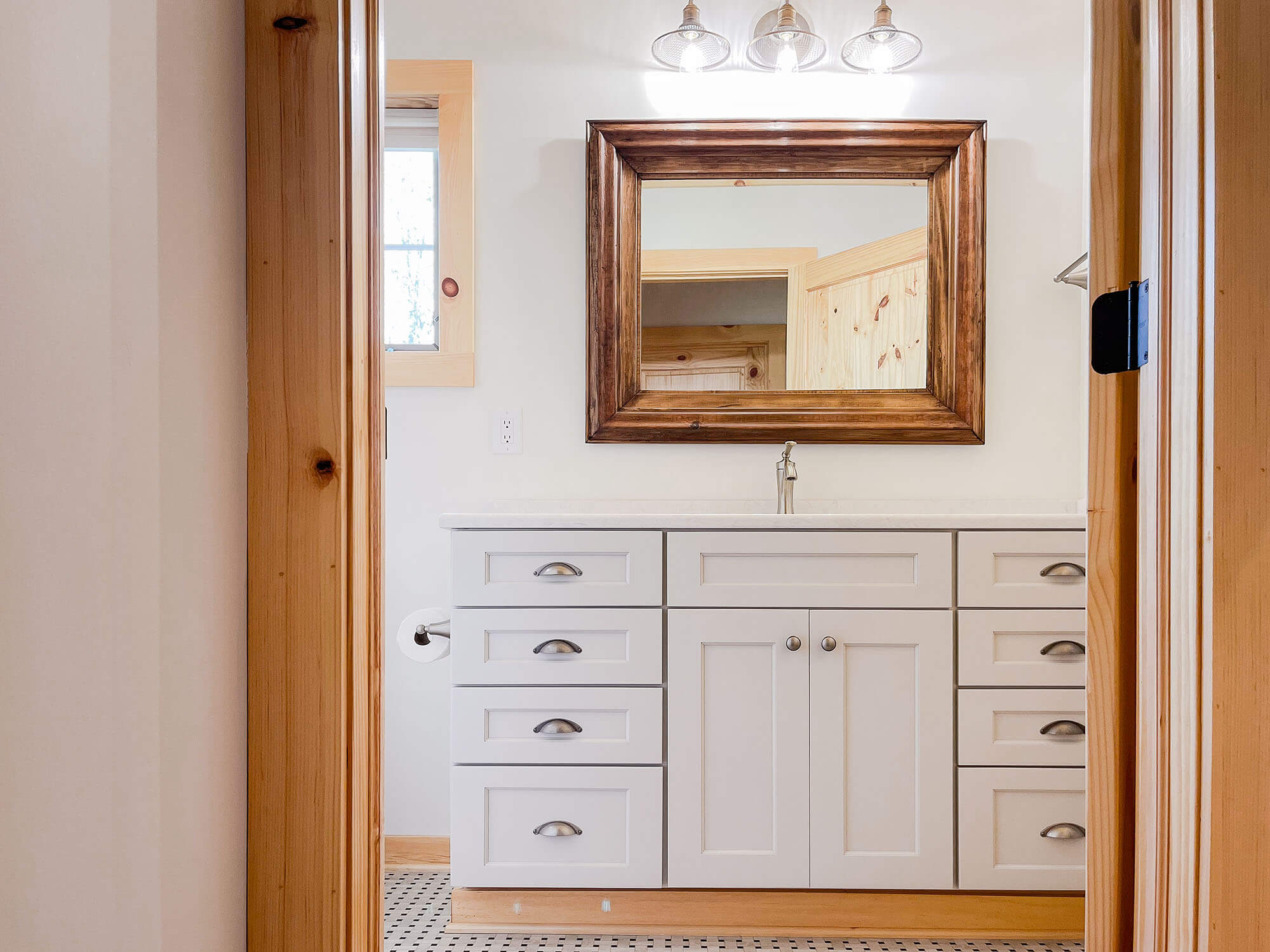 mcclurg-remodeling-bathroom-vanities-and-storage-15