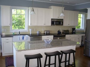E_White-Farmhouse-Kitchen
