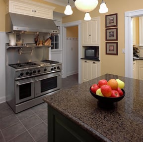 Kitchen-island-with-ogee-edging