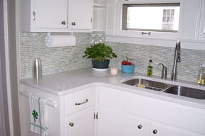 kitchen-with-glass-tile-backsplash