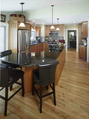 oak_kitchen_with_large_island