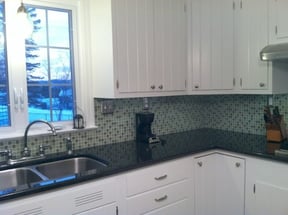 white-kitchen-with-black-countertop