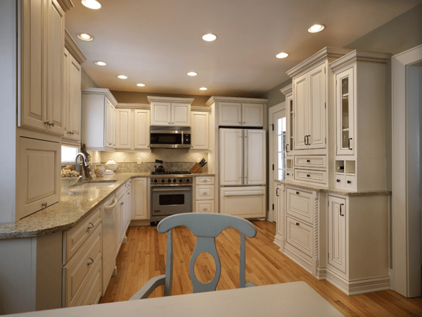 white_kitchen_with_command_center