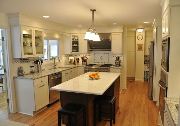 Kitchen painted in Benjamin Moore's Mayonnaise OC-85