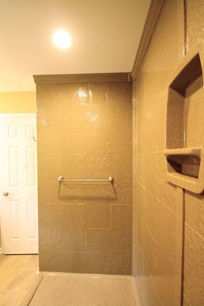 Doorless walk-in shower with Onyx wall panels