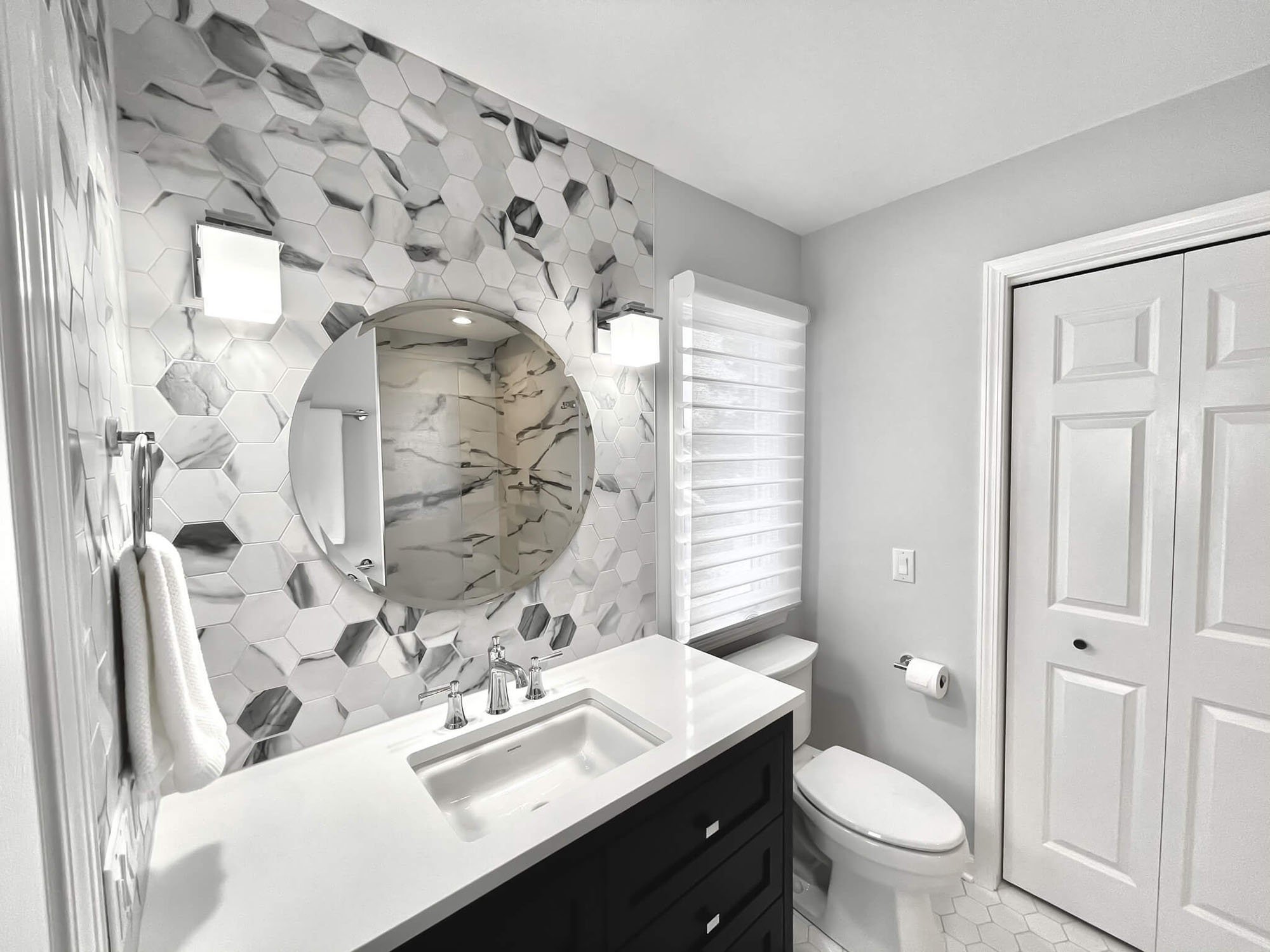 bathroom-remodel-gray-wallpaper-round-mirror-1