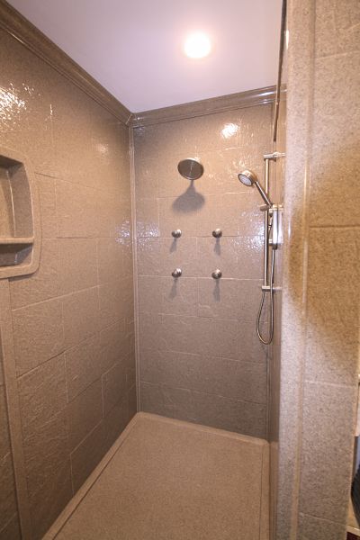 Onyx-stone-finish-shower-wall-panels