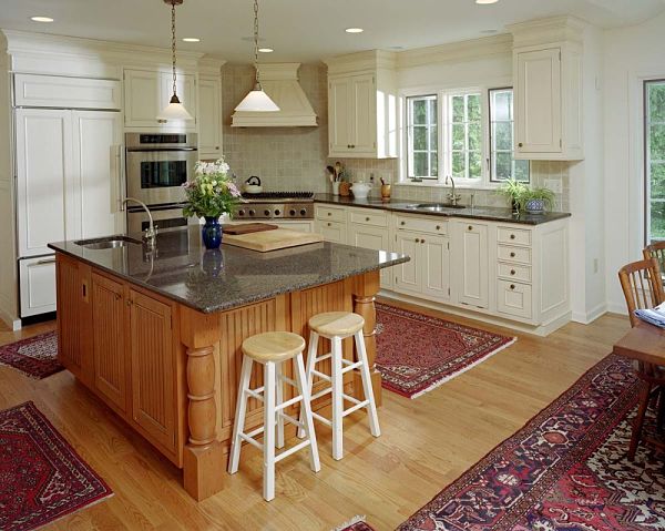 Traditional-style kitchen with island