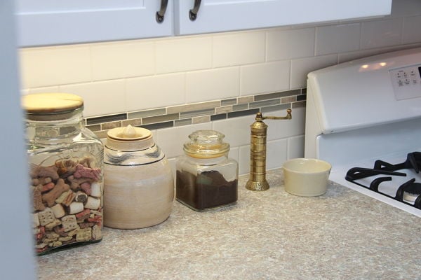 white-subway-and-linear-glass-mosaic-tile-backsplash