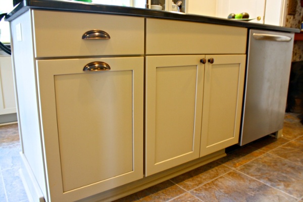 Painted maple cabinets from Bishop Cabinets with “Quakerstown” door style from the Heritage Essentials Series. The painted finish is low sheen “Taupe” with an “oyster” glaze. Hardware is from Top Knobs.