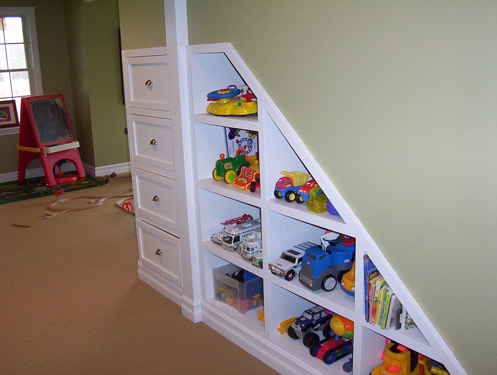 These built-in units allow the awkward space from under these stairs to be used efficiently.