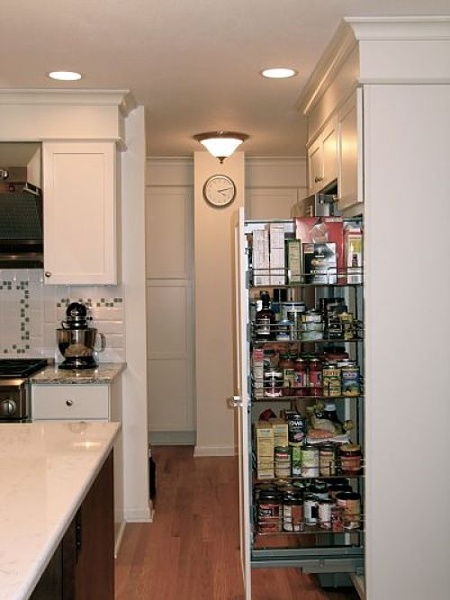 This pullout food pantry helps organize supplies and keeps them at the cooks’ fingertips.